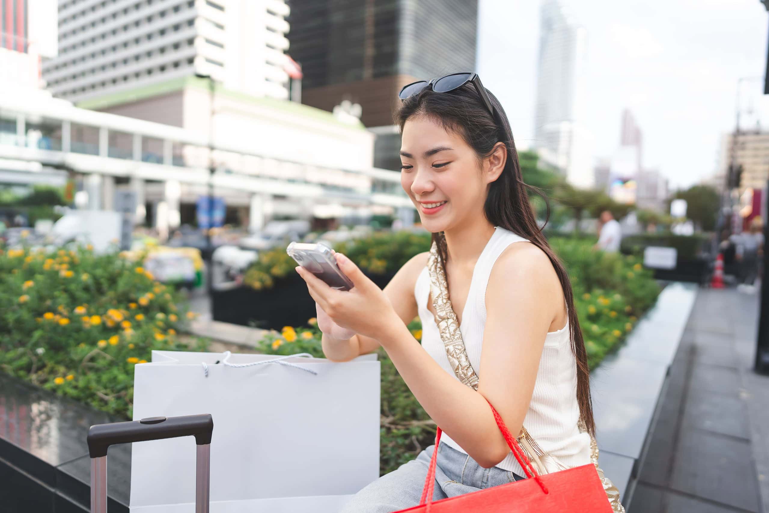 ผู้หญิงกำลังเล่นกิจกรรมแบรนด์ในมือถือ