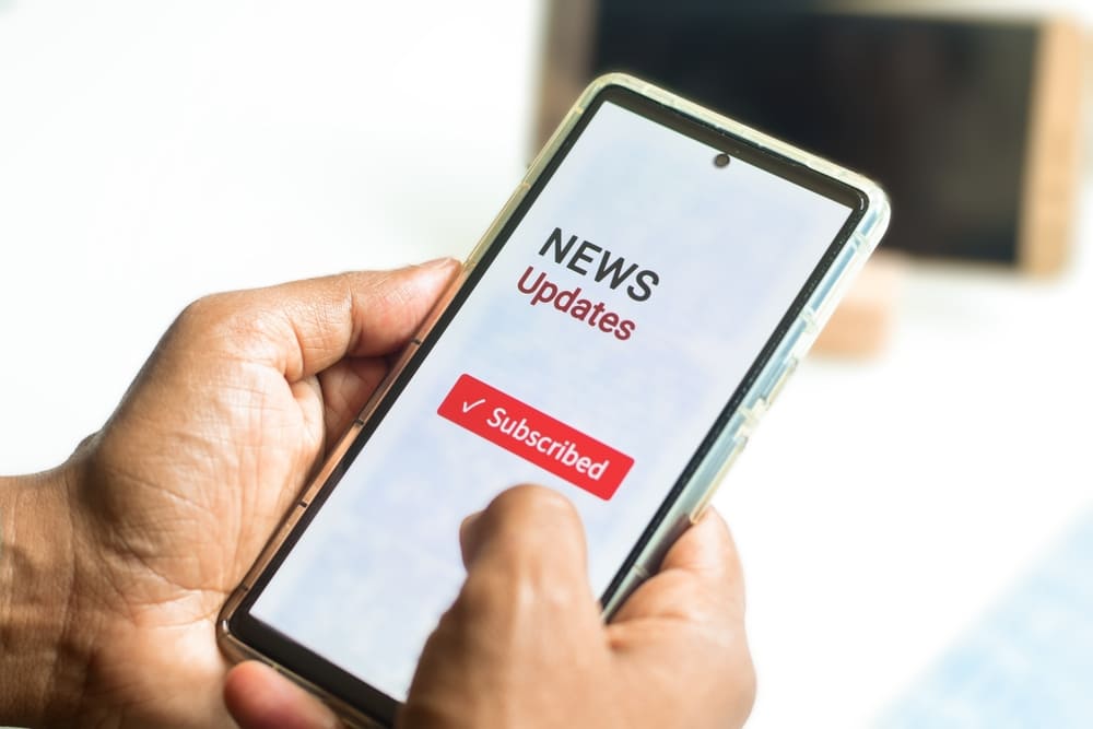 Man subscribed to the news update on his smartphone