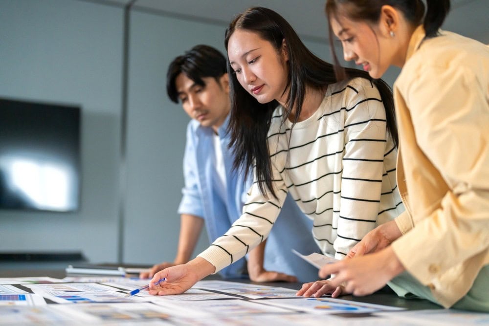 พนักงานกำลังศึกษาการใช้ระบบ CRM ร่วมกับ LINE OA