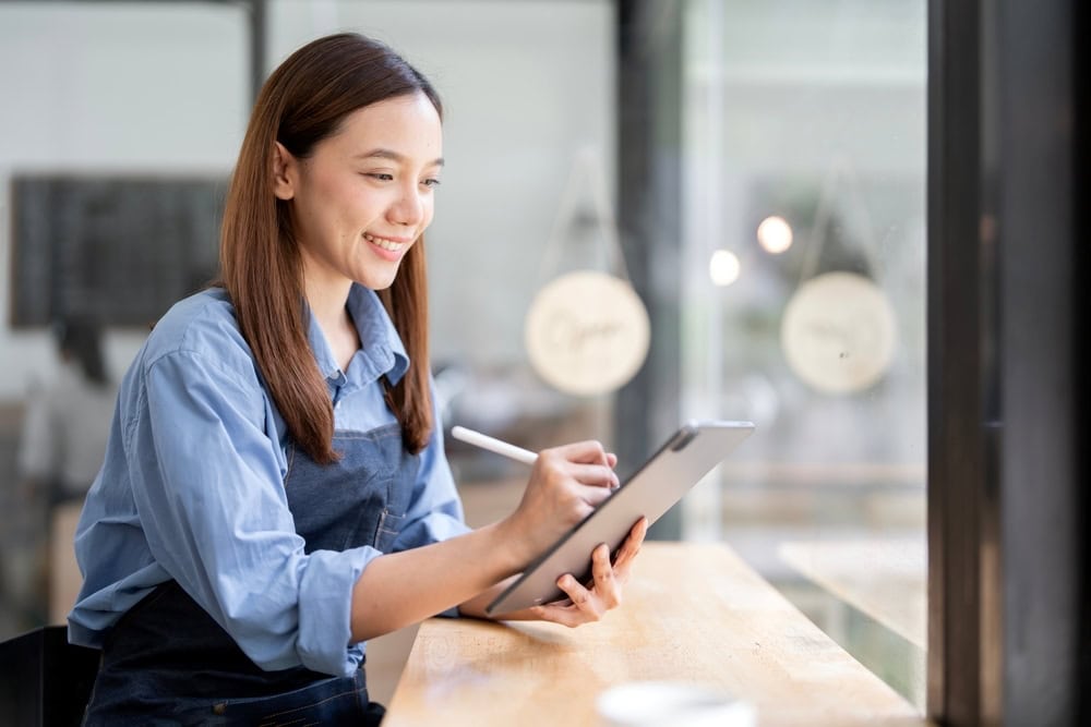 เจ้าของธุรกิจกำลังสร้างคู่มือพนักงานร้านอาหาร